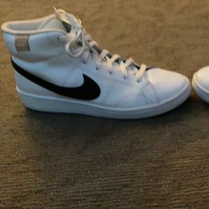 Almost new Nike Royals 2 Mid